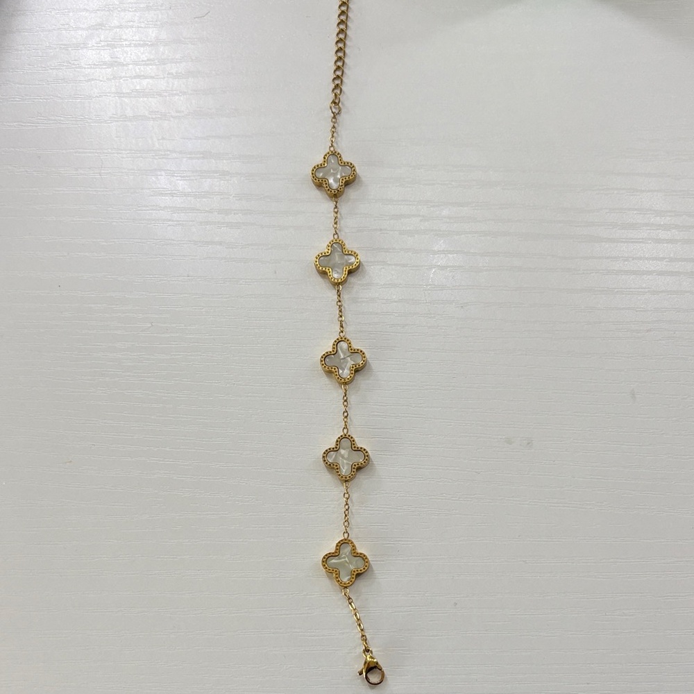Elegant Gold Clover Bracelet